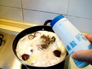 夏季祛暑汤菜“醋椒黄鱼头”的做法步骤：4