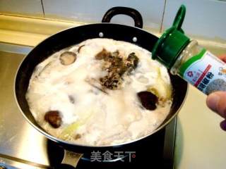 夏季祛暑汤菜“醋椒黄鱼头”的做法步骤：4