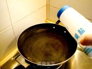 今日世界杯宵夜“绿酱虾球螺丝面”的做法步骤：5