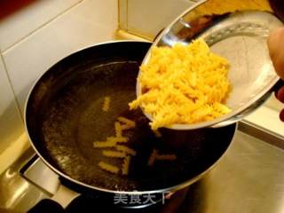 今日世界杯宵夜“绿酱虾球螺丝面”的做法步骤：5