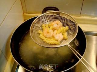 今日世界杯宵夜“绿酱虾球螺丝面”的做法步骤：5