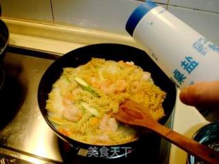 今日世界杯宵夜“绿酱虾球螺丝面”的做法步骤：5