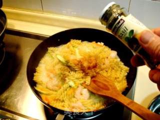 今日世界杯宵夜“绿酱虾球螺丝面”的做法步骤：5