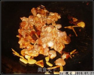 色香味俱全的【宫保鸡丁】的做法步骤：2