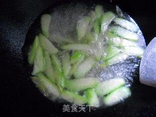 丝瓜汆无花果肉丸子的做法步骤：3
