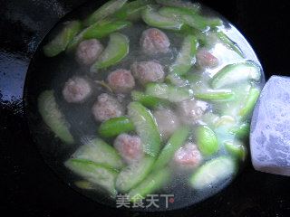 丝瓜汆无花果肉丸子的做法步骤：3