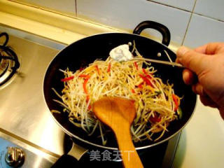酸辣五色炒银牙的做法步骤：4