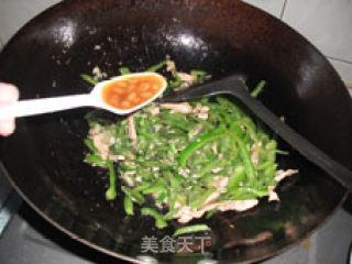 黄豆酱甜椒扁豆角炒肉的做法步骤：3
