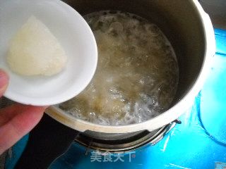 玫瑰银耳莲子羹的做法步骤：2