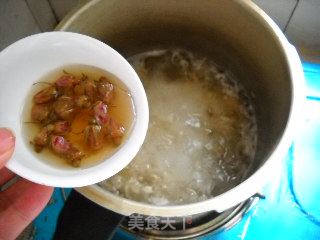 玫瑰银耳莲子羹的做法步骤：2