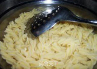 中西结合酱炒螺丝面的做法步骤：5