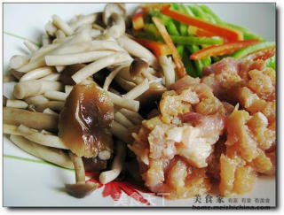 鲜茶树菇炒肉丝的做法步骤：3