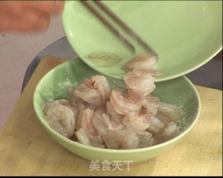虾仁豆嘴炒韭菜的做法步骤：2