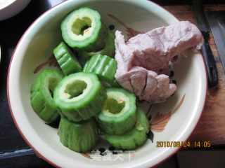 黄豆苦瓜龙骨药膳汤的做法步骤：4