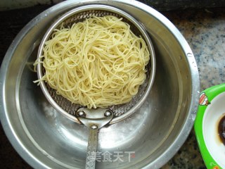 黄瓜丝炸酱面的做法步骤：2