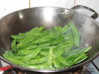 蒜香荷兰豆的做法步骤：2