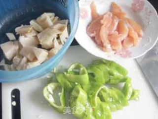 嫩笋炒鸡片的做法步骤：2