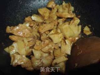 嫩笋炒鸡片的做法步骤：2