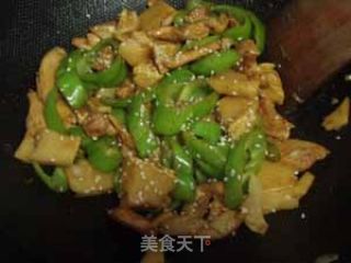 嫩笋炒鸡片的做法步骤：2