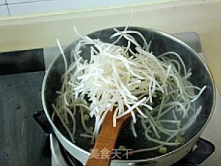 银芽炒馓子的做法步骤：2