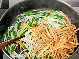 银芽炒馓子的做法步骤：2