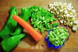 毛豆炒荤素三丁的做法步骤：2