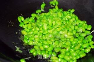 毛豆炒荤素三丁的做法步骤：2