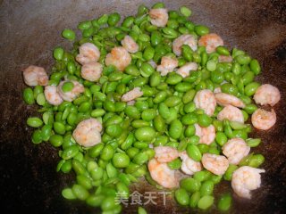 青豆炒虾仁的做法步骤：2