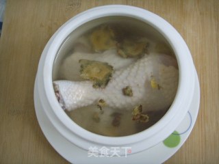 田七炖鸡的做法步骤：2