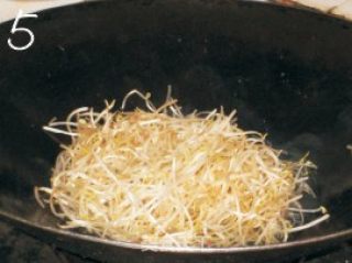 银芽芡汁香菇丁的做法步骤：6