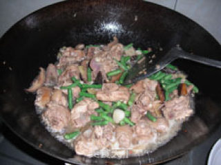 营养下饭菜——豇豆香菇焖鸡仔的做法步骤：6
