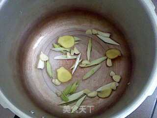 啤酒酥鲫鱼的做法步骤：2