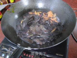 香菜拌木耳的做法步骤：4
