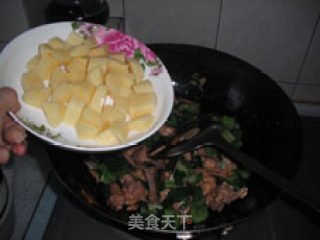 家庭运动者的营养佳品——西芹土豆焖鸡块的做法步骤：5