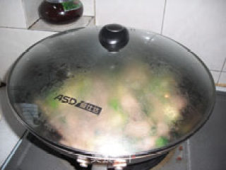家庭运动者的营养佳品——西芹土豆焖鸡块的做法步骤：5