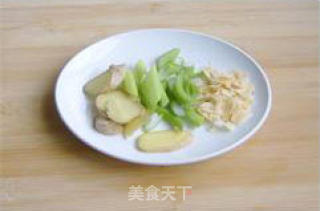 花生炖鱼的做法步骤：2