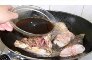 花生炖鱼的做法步骤：2