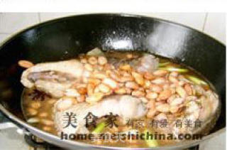 花生炖鱼的做法步骤：2