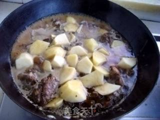 鸭腿炖土豆的做法步骤：2