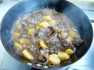 鸭腿炖土豆的做法步骤：2