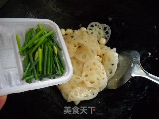 清炒韭苔小荷鲜的做法步骤：2