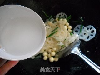 清炒韭苔小荷鲜的做法步骤：2