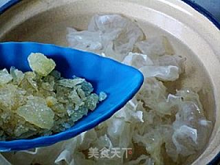 雪耳枸杞煲香梨的做法步骤：2