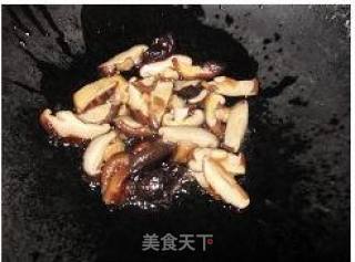 鸡腿肉炒香菇的做法步骤：2