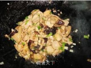 鸡腿肉炒香菇的做法步骤：2
