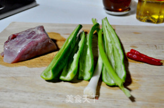 瘦肉版农家炒肉的做法步骤：2
