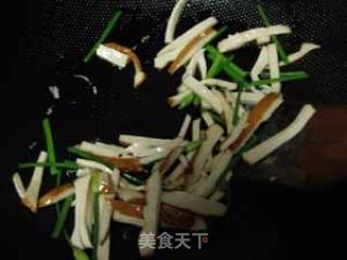 丝丝相扣 香干鸡丝炒蒜苗的做法步骤：4