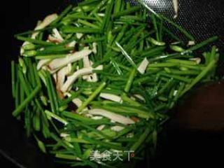 丝丝相扣 香干鸡丝炒蒜苗的做法步骤：4