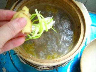 绿豆腐竹煲乳鸽的做法步骤：3