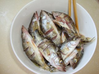 卤水鳜鱼的做法步骤：2